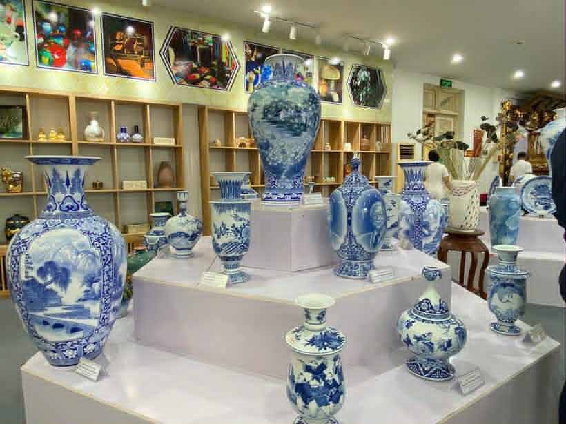 Khai mạc Triển lãm Chuyên đề các sản phẩm thủ công mỹ nghệ, ngành Gốm sứ - Sơn son thếp vàng năm 2025