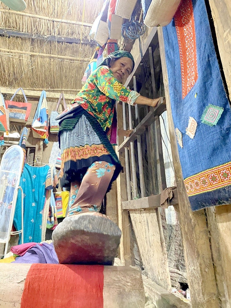 Tại Hợp tác xã lanh Lùng Tám, những người phụ nữ Mông tái hiện lại những công đoạn cầu kỳ của nghề làm vải lanh truyền thống. Tại Hợp tác xã lanh Lùng Tám, những người phụ nữ Mông tái hiện lại những công đoạn cầu kỳ của nghề làm vải lanh truyền thống.