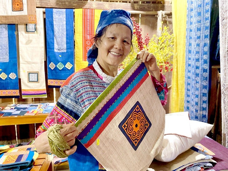 Làng nghề dệt lanh Lùng Tám – Nét văn hóa Mông trên Cao nguyên đá Làng nghề dệt lanh Lùng Tám – Nét văn hóa Mông trên Cao nguyên đá