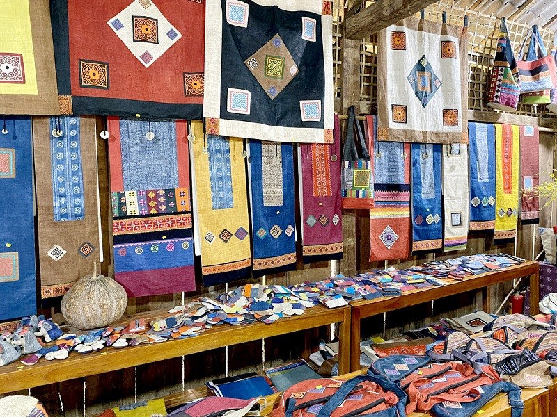 Với sự sáng tạo của chị Vàng Thị Mai, Giám đốc Hợp tác xã lanh Lùng Tám và các chị em phụ nữ Mông làm ra rất nhiều sản phẩm từ vải lanh vô cùng đẹp. Với sự sáng tạo của chị Vàng Thị Mai, Giám đốc Hợp tác xã lanh Lùng Tám và các chị em phụ nữ Mông làm ra rất nhiều sản phẩm từ vải lanh vô cùng đẹp.