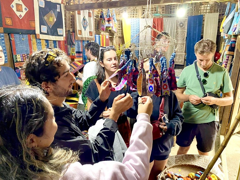 Làng nghề dệt lanh Lùng Tám – Nét văn hóa Mông trên Cao nguyên đá Làng nghề dệt lanh Lùng Tám – Nét văn hóa Mông trên Cao nguyên đá