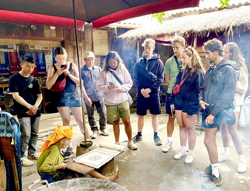 Làng nghề dệt lanh Lùng Tám giờ trở thành điểm du lịch tham quan, trải nghiệm nổi tiếng trong và ngoài nước. Đồng thời, trở thành một câu chuyện tiêu biểu cho việc giữ gìn bản sắc văn hóa để phát triển trên miền di sản Cao nguyên đá. Làng nghề dệt lanh Lùng Tám giờ trở thành điểm du lịch tham quan, trải nghiệm nổi tiếng trong và ngoài nước. Đồng thời, trở thành một câu chuyện tiêu biểu cho việc giữ gìn bản sắc văn hóa để phát triển trên miền di sản Cao nguyên đá.