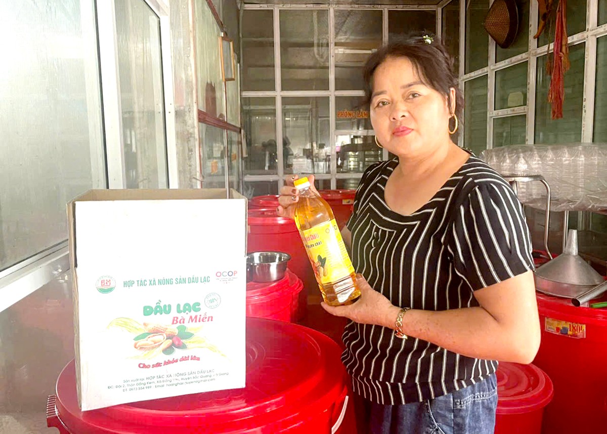 Sản phẩm dầu lạc bà Miến của Hợp tác xã Nông sản Dầu lạc Đồng Yên đạt 3 sao OCOP.