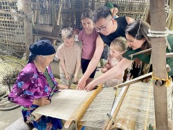 Làng nghề dệt lanh Lùng Tám – Nét văn hóa Mông trên Cao nguyên đá