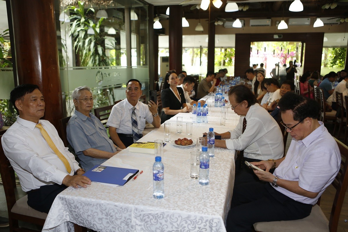 Tạp chí Làng nghề Việt Nam kỷ niệm 100 năm Báo chí Cách mạng Việt Nam Tạp chí Làng nghề Việt Nam kỷ niệm 100 năm Báo chí Cách mạng Việt Nam