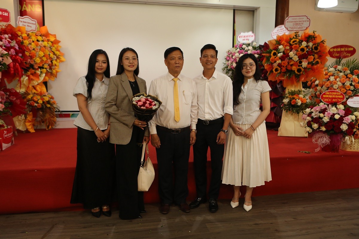 Tạp chí Làng nghề Việt Nam kỷ niệm 100 năm Báo chí Cách mạng Việt Nam Tạp chí Làng nghề Việt Nam kỷ niệm 100 năm Báo chí Cách mạng Việt Nam