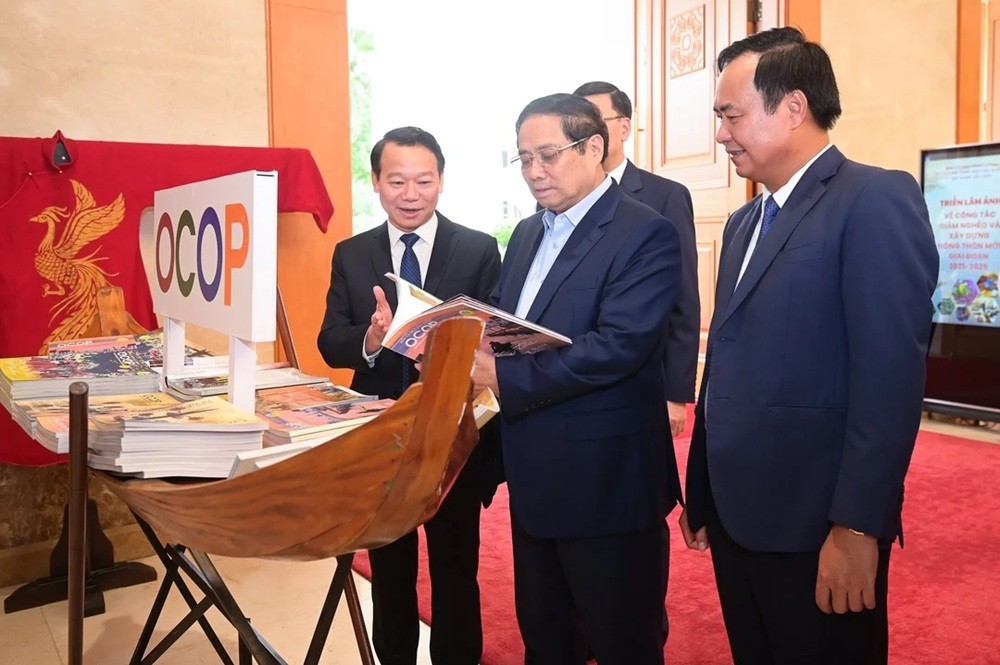 Trước khi diễn ra hội nghị, Thủ tướng đã đi thăm các gian hàng OCOP, Bộ trưởng Bộ Nông nghiệp và Môi trường Đỗ Đức Duy giới thiệu các sản phẩm OCOP nổi bật trên cả nước với người đứng đầu Chính phủ.