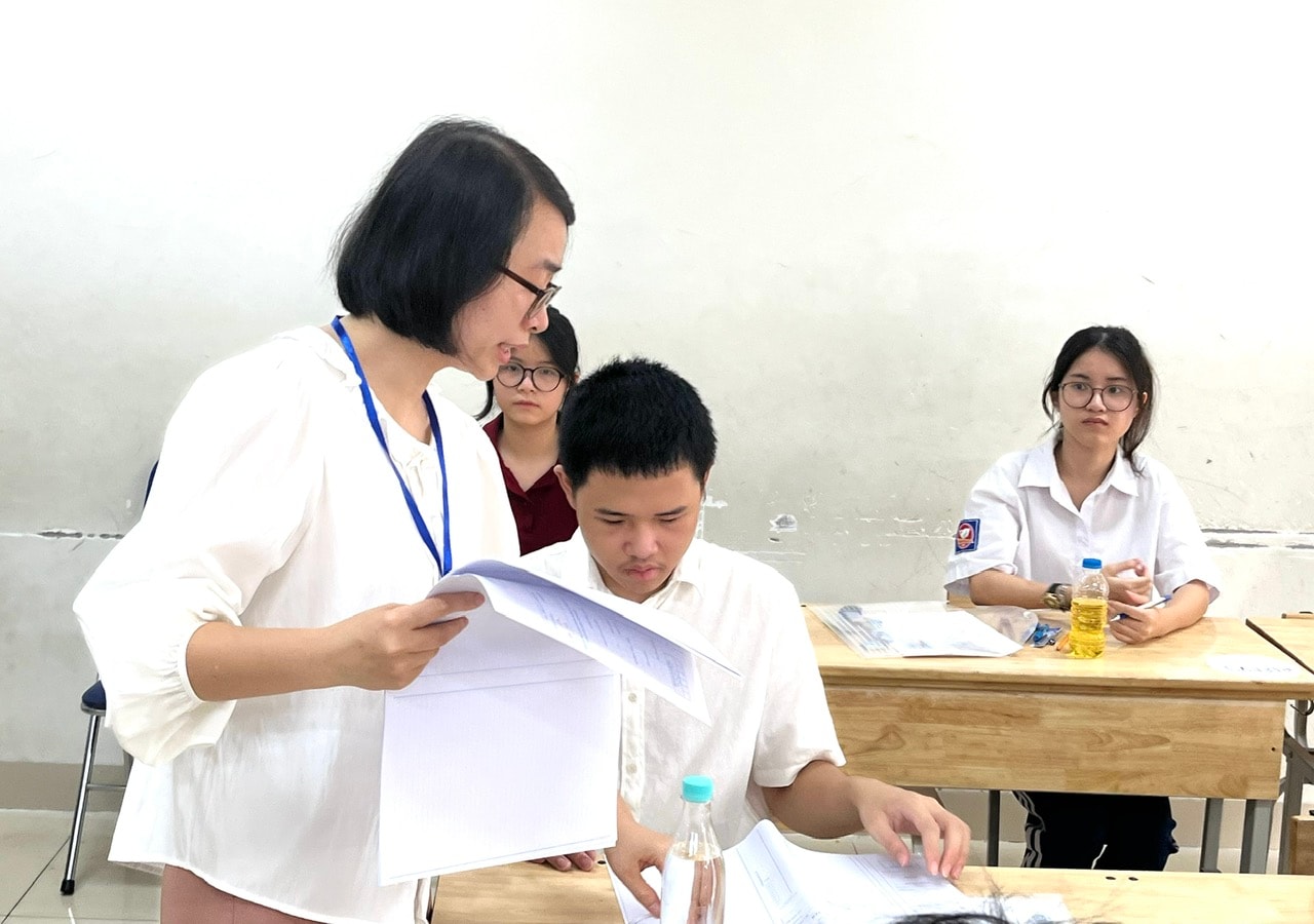 thi-10-2025-phat-giay-thi.jpg