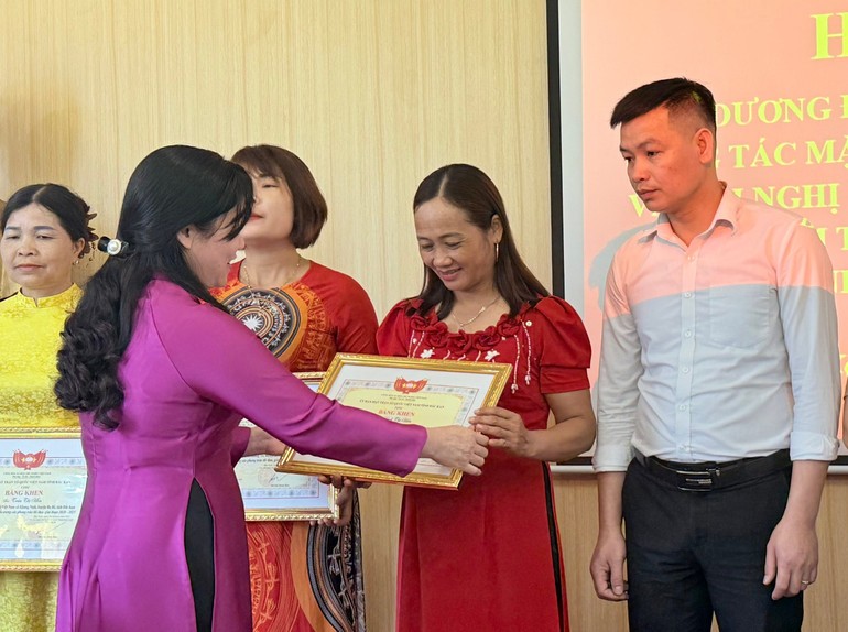 Chủ tịch Ủy ban MTTQ xã Quân Hà - bà Đinh Thị Hiệu được nhận Bằng khen của Ủy ban MTTQ Việt Nam tỉnh vì có thành tích xuất sắc trong triển khai các phong trào thi đua giai đoạn 2020 - 2025. Chủ tịch Ủy ban MTTQ xã Quân Hà - bà Đinh Thị Hiệu được nhận Bằng khen của Ủy ban MTTQ Việt Nam tỉnh vì có thành tích xuất sắc trong triển khai các phong trào thi đua giai đoạn 2020 - 2025.