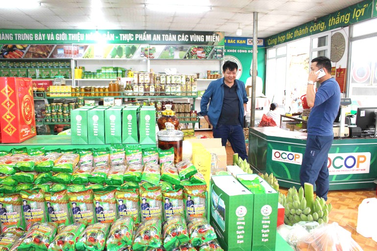 Điểm trưng bày, giới thiệu và bán sản phẩm OCOP, sản phẩm đặc sản vùng miền, tổ 9A, phường Đức Xuân, TP Bắc Kạn luôn đông khách. Điểm trưng bày, giới thiệu và bán sản phẩm OCOP, sản phẩm đặc sản vùng miền, tổ 9A, phường Đức Xuân, TP Bắc Kạn luôn đông khách.