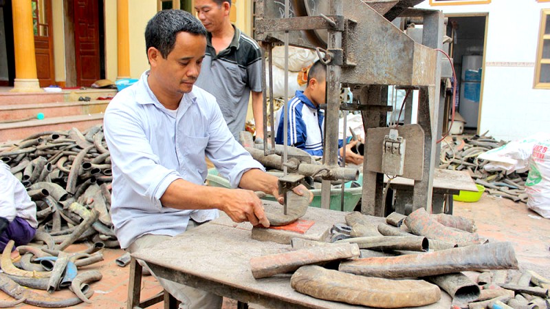 Nghề làm lược sừng đòi hỏi người thợ phải tỉ mỉ, khéo tay. Nghề làm lược sừng đòi hỏi người thợ phải tỉ mỉ, khéo tay.