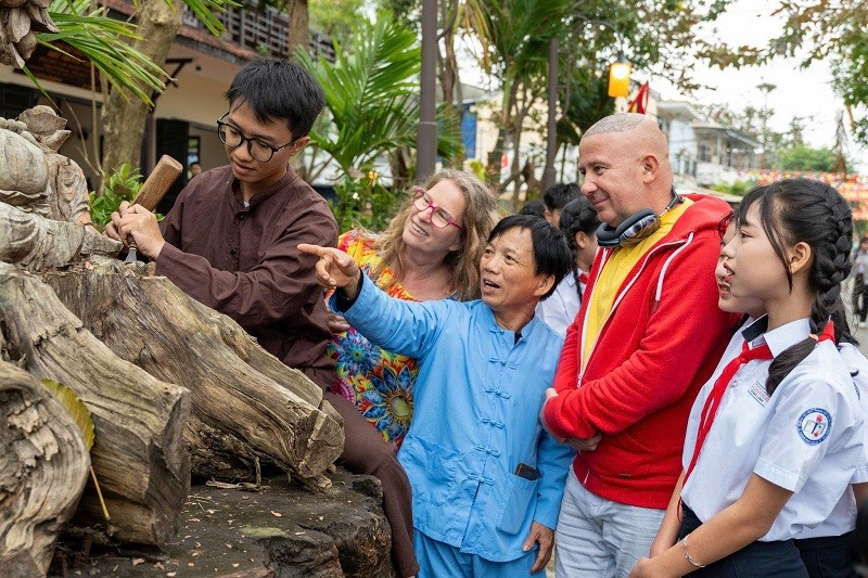 Nghệ nhân Huỳnh Sướng là một trong những người có đóng góp quan trọng trong việc giữ lửa nghề, truyền dạy cho thế hệ trẻ và góp phần khẳng định giá trị, sức sống bền vững của làng nghề trong đời sống văn hóa Hội An hôm nay. Nghệ nhân Huỳnh Sướng là một trong những người có đóng góp quan trọng trong việc giữ lửa nghề, truyền dạy cho thế hệ trẻ và góp phần khẳng định giá trị, sức sống bền vững của làng nghề trong đời sống văn hóa Hội An hôm nay.