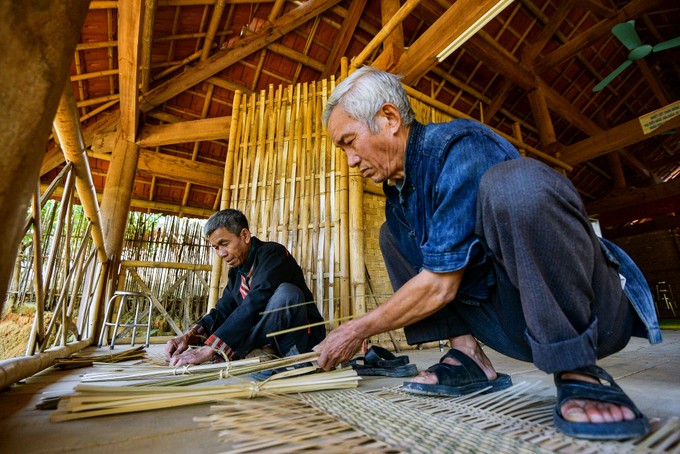 Nghề đan lát truyền thống của đồng bào Khơ Mú có từ rất lâu đời, được truyền theo phương thức “cha truyền con nối” là chủ yếu.“cha truyền con nối” là chủ yếu Nghề đan lát truyền thống của đồng bào Khơ Mú có từ rất lâu đời, được truyền theo phương thức “cha truyền con nối” là chủ yếu.“cha truyền con nối” là chủ yếu