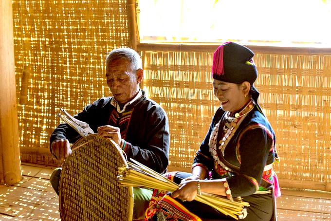 Trong gia đình người Khơ Mú, mọi người đều biết đến các sản phẩm đan lát. Trong gia đình người Khơ Mú, mọi người đều biết đến các sản phẩm đan lát.