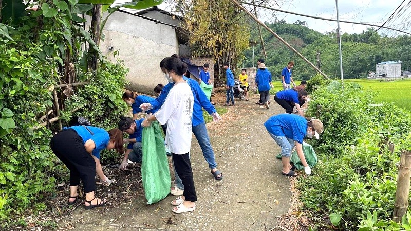 Thanh niên huyện Bạch Thông chung tay làm sạch môi trường, thu gom rác thải tại địa phương. Thanh niên huyện Bạch Thông chung tay làm sạch môi trường, thu gom rác thải tại địa phương.