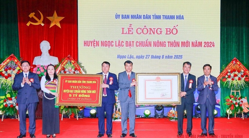 Bí thư Tỉnh ủy Nguyễn Doãn Anh và Phó Chủ tịch UBND tỉnh Mai Xuân Liêm trao Bằng công nhận huyện đạt chuẩn NTM năm 2024 cho lãnh đạo huyện Ngọc Lặc