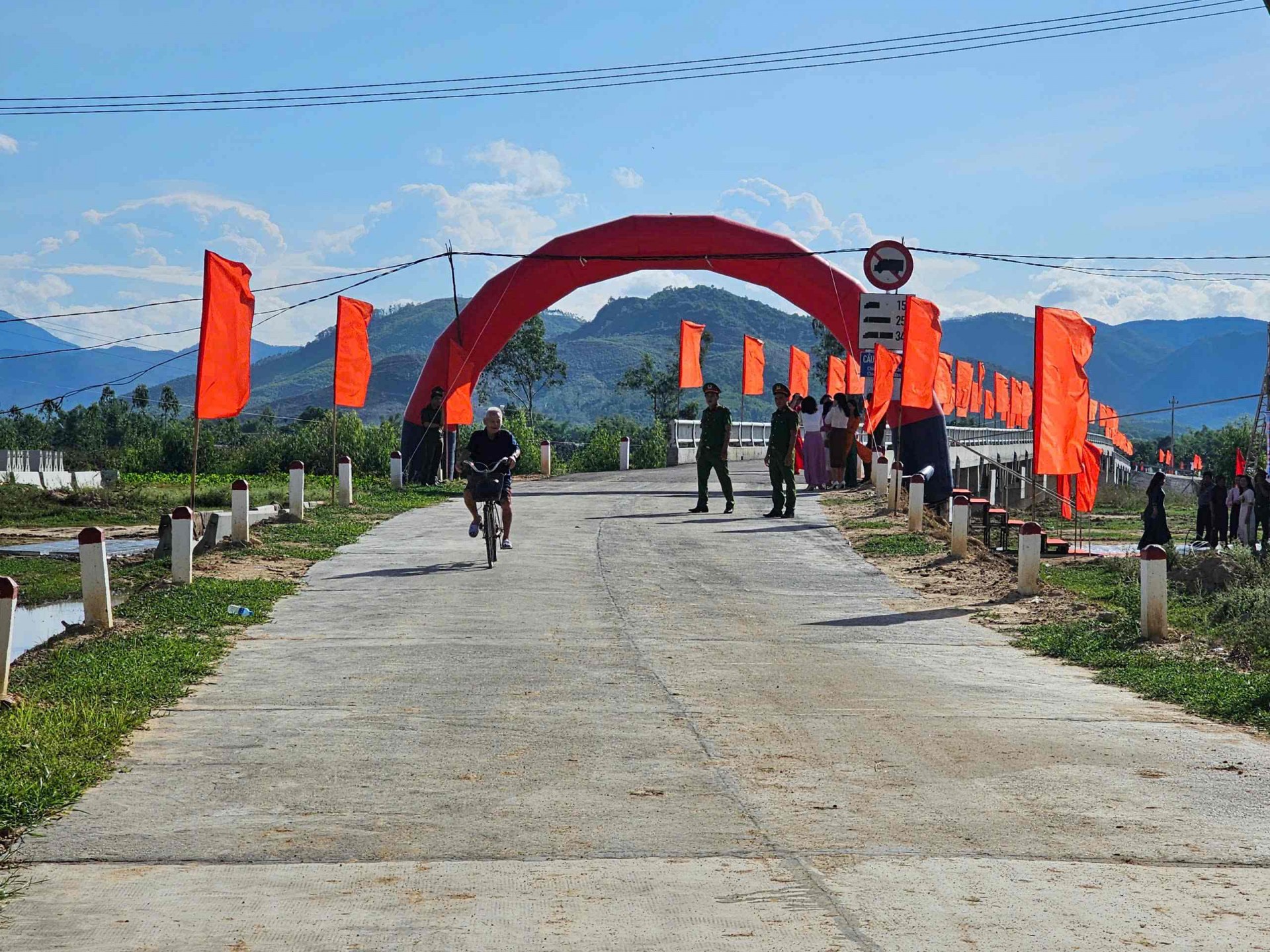 Bình Định: Giấc mơ “qua sông” thành hiện thực, niềm vui vỡ òa trước thời khắc chia tay cấp huyện Tuy Phước