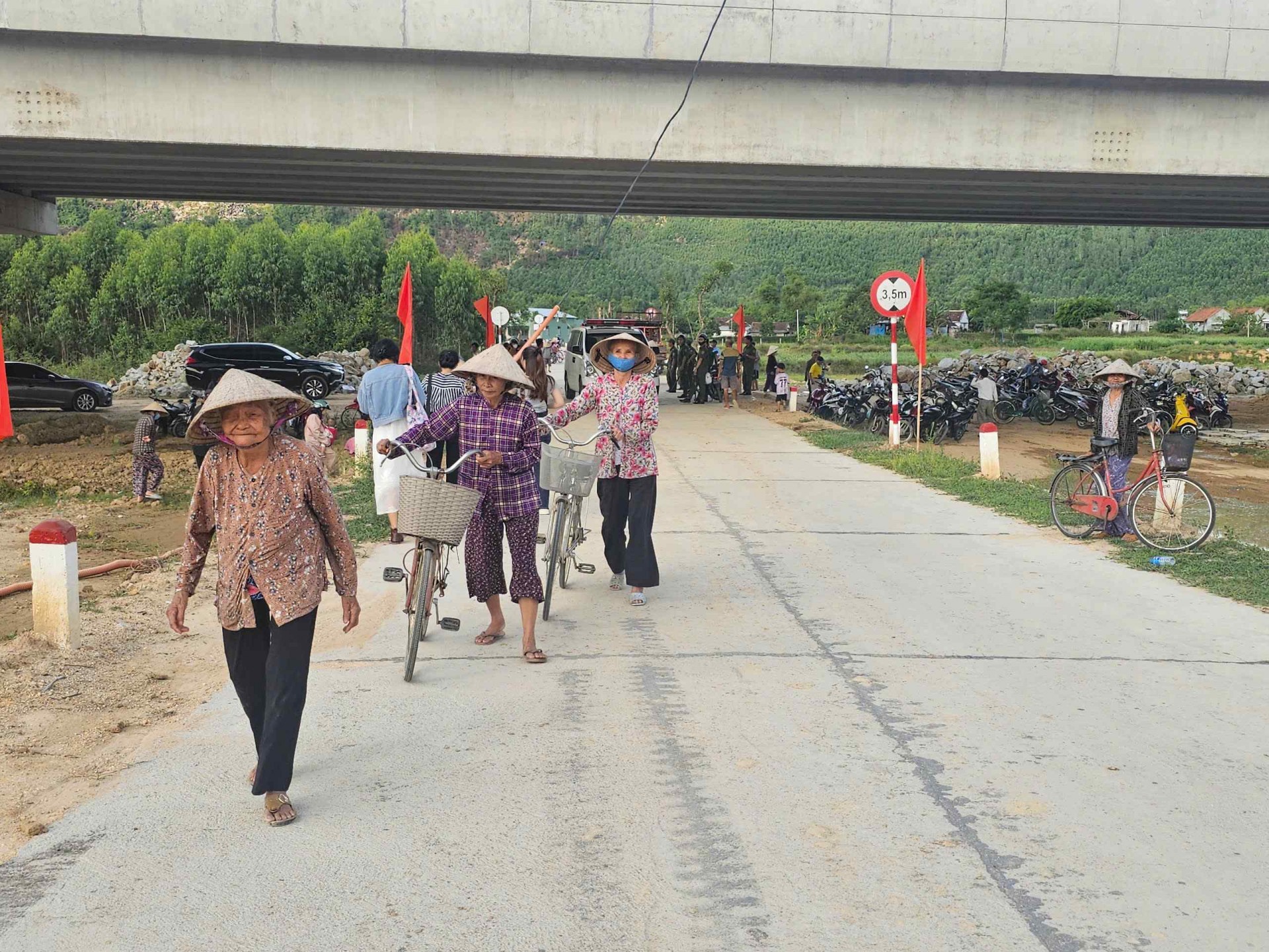 Bình Định: Giấc mơ “qua sông” thành hiện thực, niềm vui vỡ òa trước thời khắc chia tay cấp huyện Tuy Phước