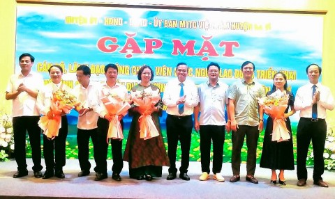 huyen ba vi tpha noi gap mat can bo lanh dao cong chuc vien chuc nguoi lao dong trien khai mo hinh chinh quyen dia phuong 2 cap tren dia ban huyen ba vi