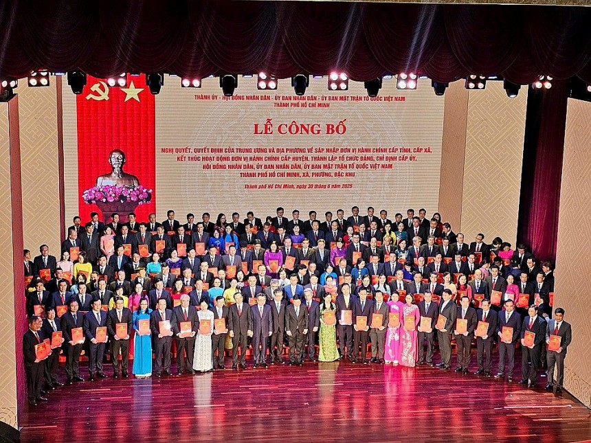 Trao quyết định cho 168 bí thư Đảng ủy phường, xã, đặc khu của TP. HCM mới  Trao quyết định cho 168 bí thư Đảng ủy phường, xã, đặc khu của TP. HCM mới