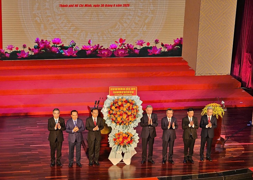 Tổng Bí thư Tô Lâm tặng hoa chúc mừng Ban Chấp hành Đảng bộ TP. HCM mới Tổng Bí thư Tô Lâm tặng hoa chúc mừng Ban Chấp hành Đảng bộ TP. HCM mới
