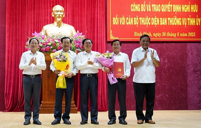 Phó Bí thư Thường trực Tỉnh ủy Bình Định Lê Kim Toàn nghỉ hưu, dấu ấn trọn vẹn hành trình cống hiến