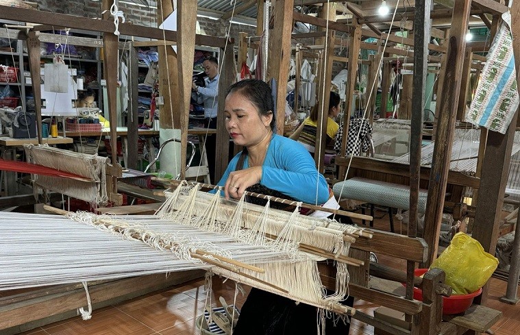 Hợp tác xã dệt thổ cẩm và dịch vụ Chiềng Châu, xã Chiềng Châu (Mai Châu) tạo việc làm ổn định cho nhiều lao động địa phương.