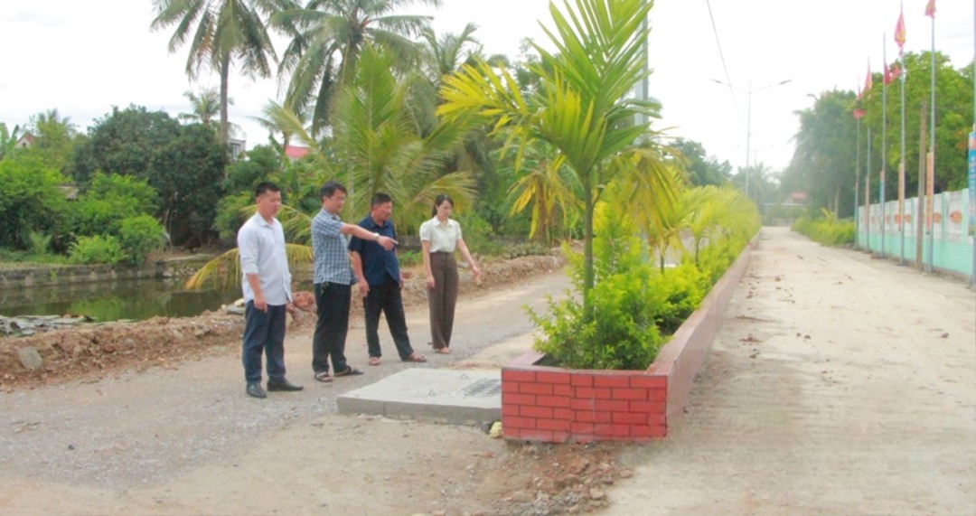 Lãnh đạo xã Tế Thắng kiểm tra, chỉ đạo xây dựng đường giao thông nông thôn tại thôn Thổ Nam.