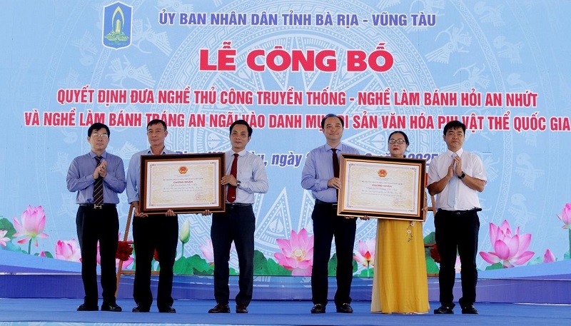 Lãnh đạo Cục Di sản văn hóa, Bộ Văn hóa, Thể thao và Du lịch và lãnh đạo Ban Tuyên giáo và Dân vận Tỉnh ủy Bà Rịa - Vũng Tàu trao giấy chứng nhận cho địa phương. Lãnh đạo Cục Di sản văn hóa, Bộ Văn hóa, Thể thao và Du lịch và lãnh đạo Ban Tuyên giáo và Dân vận Tỉnh ủy Bà Rịa - Vũng Tàu trao giấy chứng nhận cho địa phương.
