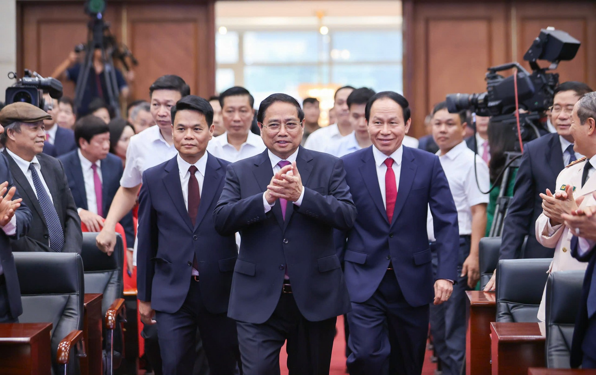Thủ tướng Chính phủ Phạm Minh Chính dự lễ công bố Nghị quyết, quyết định của Trung ương và địa phương về sáp nhập đơn vị hành chính cấp tỉnh cấp xã Thủ tướng Chính phủ Phạm Minh Chính dự lễ công bố Nghị quyết, quyết định của Trung ương và địa phương về sáp nhập đơn vị hành chính cấp tỉnh cấp xã