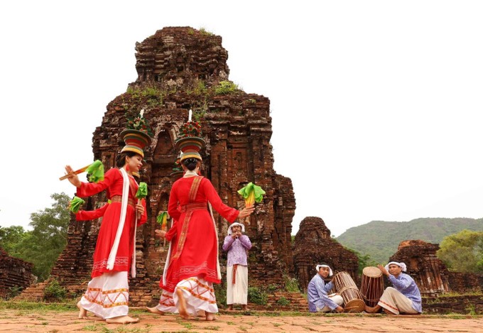 Sự kết hợp giữa âm nhạc truyền thống và vũ điệu Chăm tạo nên một trải nghiệm văn hóa độc đáo, khó quên. Sự kết hợp giữa âm nhạc truyền thống và vũ điệu Chăm tạo nên một trải nghiệm văn hóa độc đáo, khó quên.