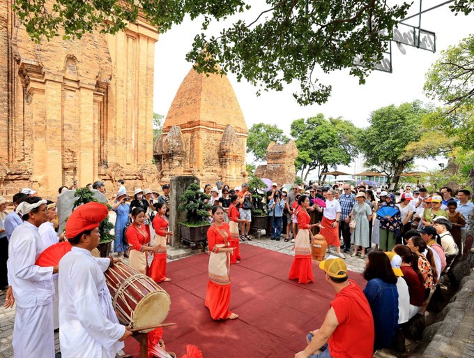 Khán giả say sưa theo dõi từng nhịp điệu, cảm nhận sự kết nối giữa quá khứ và hiện tại. Khán giả say sưa theo dõi từng nhịp điệu, cảm nhận sự kết nối giữa quá khứ và hiện tại.