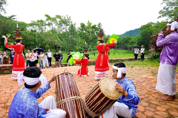 Vũ điệu Chăm tìm kiếm những không gian biểu đạt mới trong xã hội hiện đại, tiếp cận du khách trong và ngoài nước. Vũ điệu Chăm tìm kiếm những không gian biểu đạt mới trong xã hội hiện đại, tiếp cận du khách trong và ngoài nước.