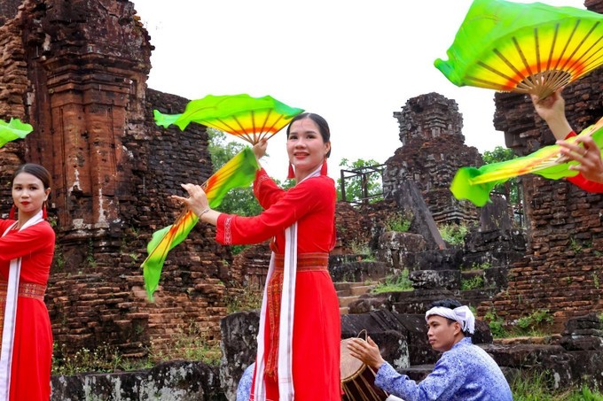 Không gian thiêng của tháp cổ trở thành "sân khấu" đặc biệt cho những màn trình diễn mang đậm giá trị tâm linh. Không gian thiêng của tháp cổ trở thành "sân khấu" đặc biệt cho những màn trình diễn mang đậm giá trị tâm linh.