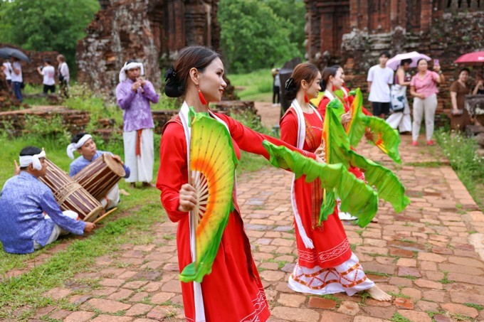 Việc duy trì các vũ điệu Chăm góp phần quan trọng trong việc bảo tồn bản sắc văn hóa của cộng đồng. Việc duy trì các vũ điệu Chăm góp phần quan trọng trong việc bảo tồn bản sắc văn hóa của cộng đồng.