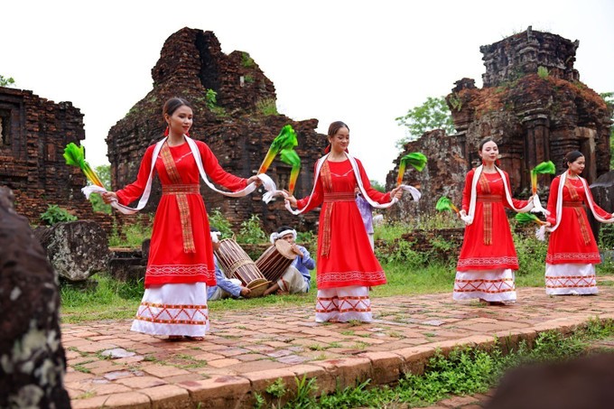 Công tác bảo tồn không chỉ dừng lại ở việc giữ gìn các động tác mà còn nghiên cứu, phục dựng ý nghĩa tâm linh của từng điệu múa. Công tác bảo tồn không chỉ dừng lại ở việc giữ gìn các động tác mà còn nghiên cứu, phục dựng ý nghĩa tâm linh của từng điệu múa.