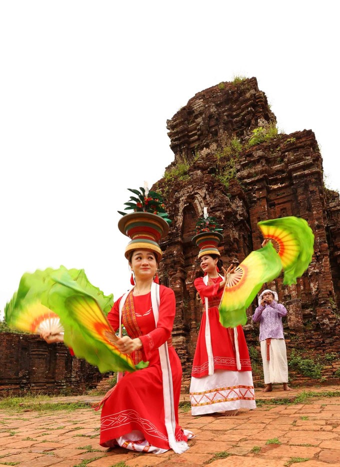 Mỗi điệu múa là một "thực hành văn hóa sống động", tái hiện nghi lễ, tín ngưỡng của người Chăm xưa. Mỗi điệu múa là một "thực hành văn hóa sống động", tái hiện nghi lễ, tín ngưỡng của người Chăm xưa.