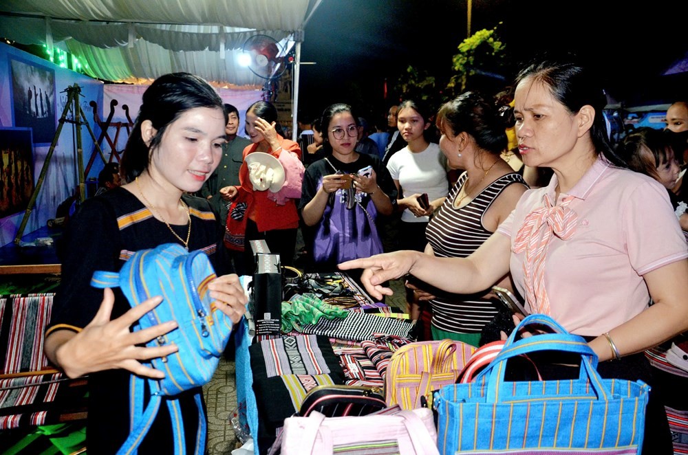 Những sản phẩm làm từ thổ cẩm của đồng bào Hrê được du khách yêu thích