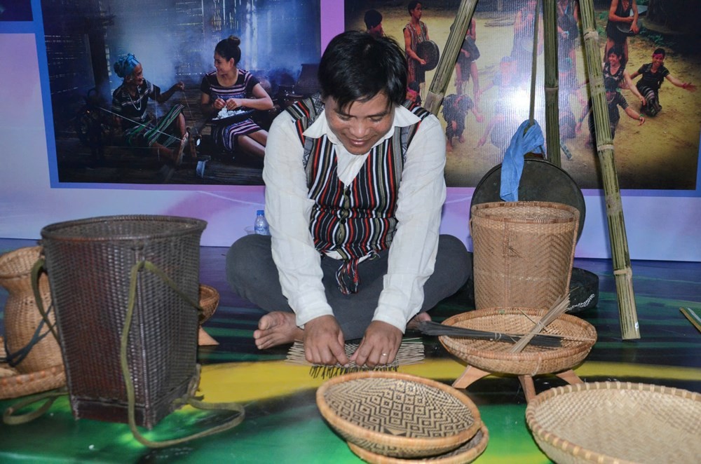 Anh Phạm Văn Thái là một trong những nghệ nhân giỏi đan lát của xã Ba Tô