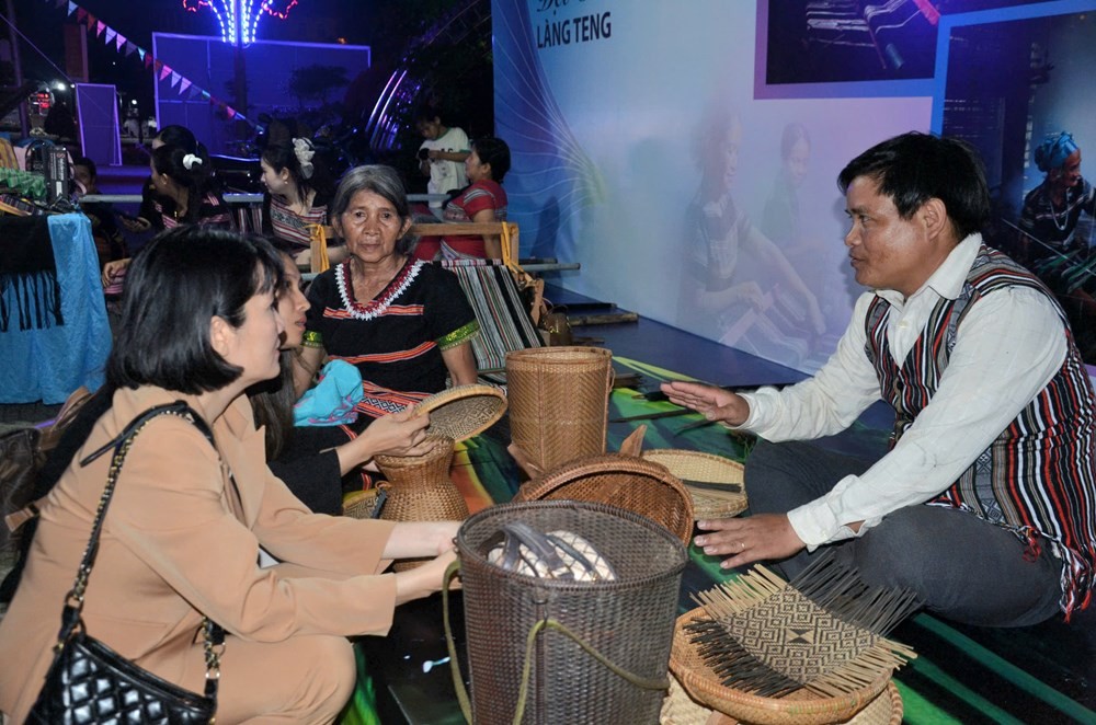 Anh Phạm Văn Thái đang giới thiệu về nghề đan lát truyền thống của đồng bào Hrê