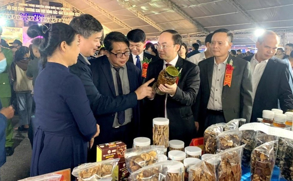 Các đại biểu thăm quan gian hàng tại Hội chợ Công Thương khu vực Đông Bắc - Bắc Kạn Các đại biểu thăm quan gian hàng tại Hội chợ Công Thương khu vực Đông Bắc - Bắc Kạn