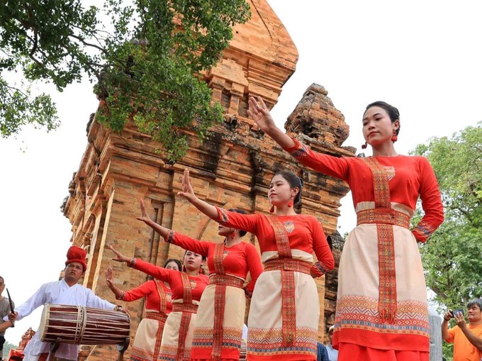 Từng động tác tay, chân của vũ công đều chứa đựng những câu chuyện văn hóa, lịch sử sâu sắc của người Chăm. Từng động tác tay, chân của vũ công đều chứa đựng những câu chuyện văn hóa, lịch sử sâu sắc của người Chăm.