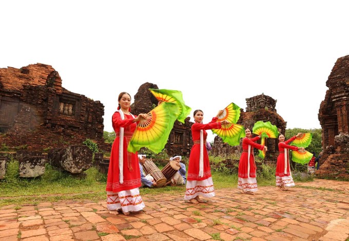 Khoảnh khắc giao thoa giữa vũ điệu mềm mại và kiến trúc tháp cổ kiên cố, tạo nên vẻ đẹp hài hòa. Khoảnh khắc giao thoa giữa vũ điệu mềm mại và kiến trúc tháp cổ kiên cố, tạo nên vẻ đẹp hài hòa.