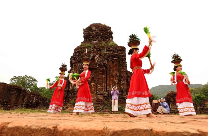 Những vũ điệu Chăm uyển chuyển như "đánh thức" không gian tĩnh lặng, cổ kính của tháp cổ. Những vũ điệu Chăm uyển chuyển như "đánh thức" không gian tĩnh lặng, cổ kính của tháp cổ.