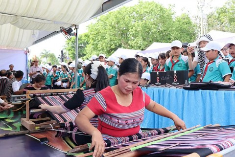 gin giu va phat huy nghe truyen thong cua dong bao hre o huyen ba to