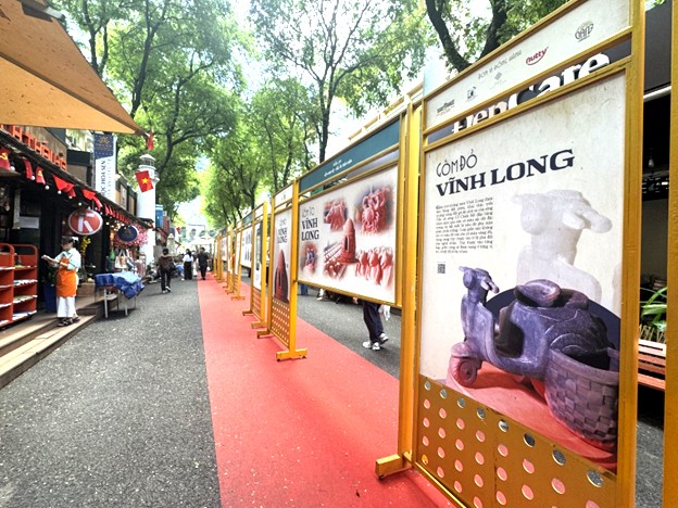  Không gian trưng bày những hình ảnh gốm đỏ Vĩnh Long tại  Đường sách Nguyễn Văn Bình.