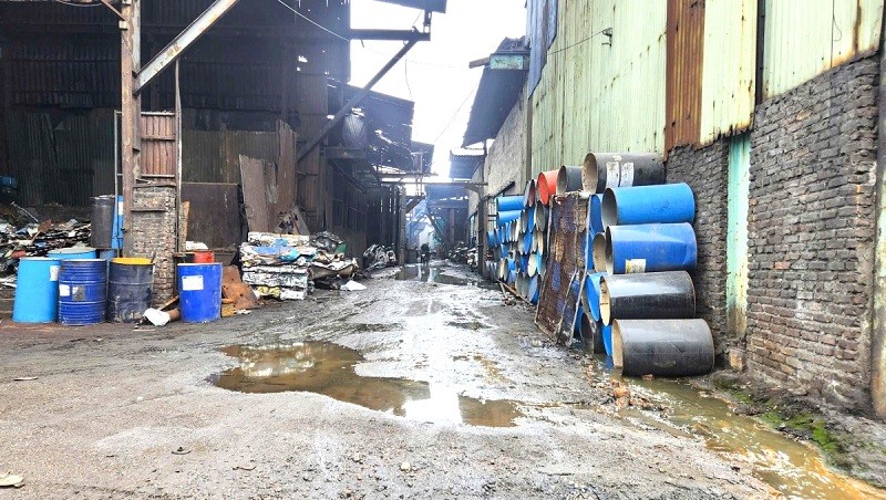 Tại cụm công nghiệp sản xuất sắt thép Châu Khê, tình trạng không mưa cũng ngập diễn ra thường xuyên.