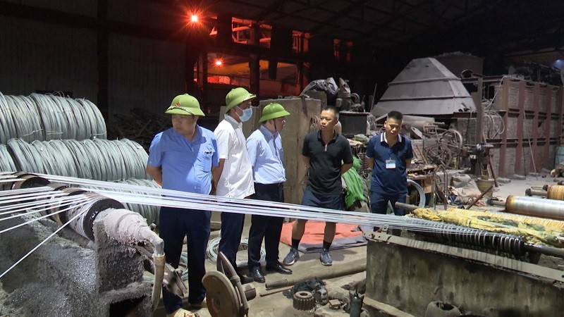 Đoàn kiểm tra đột xuất phát hiện cơ sở sản xuất vi phạm quy định về môi trường cơ sở mạ thép  của ông Phạm Văn Thắng tại Cụm công nghiệp Châu Khê.