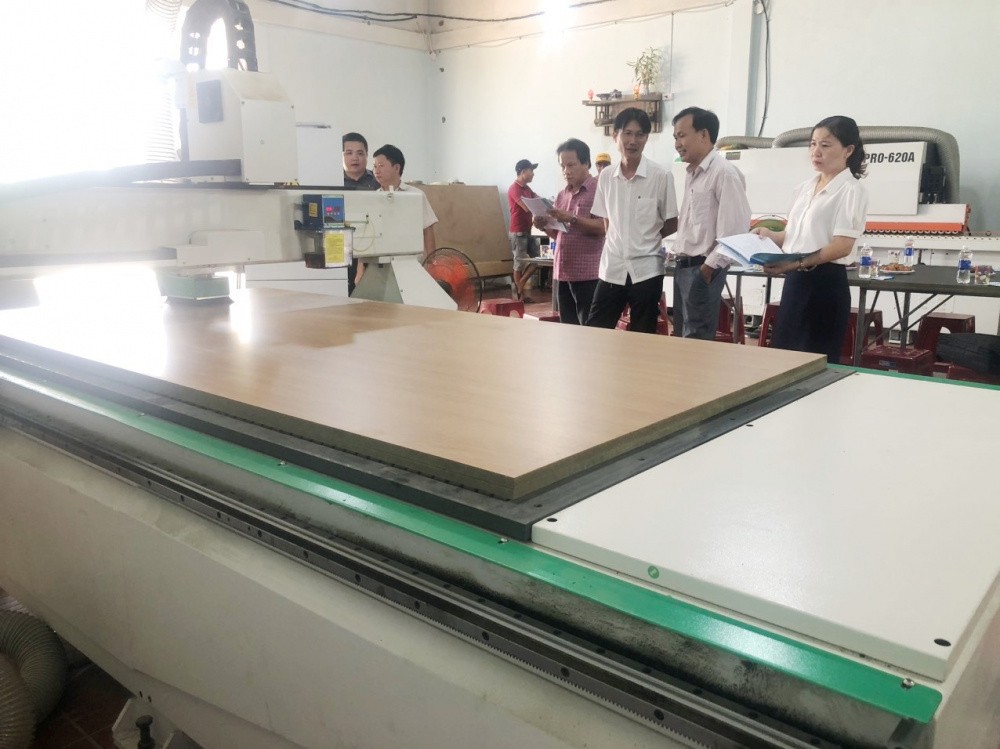 Ứng dụng máy móc thiết bị tiên tiến trong chế biến gỗ tại Công ty TNHH tổng hợp Phương Nghi đã giúp tiết kiệm được thời gian sản xuất, năng suất tăng, chất lượng sản phẩm được đồng đều chính xác cao Ứng dụng máy móc thiết bị tiên tiến trong chế biến gỗ tại Công ty TNHH tổng hợp Phương Nghi đã giúp tiết kiệm được thời gian sản xuất, năng suất tăng, chất lượng sản phẩm được đồng đều chính xác cao
