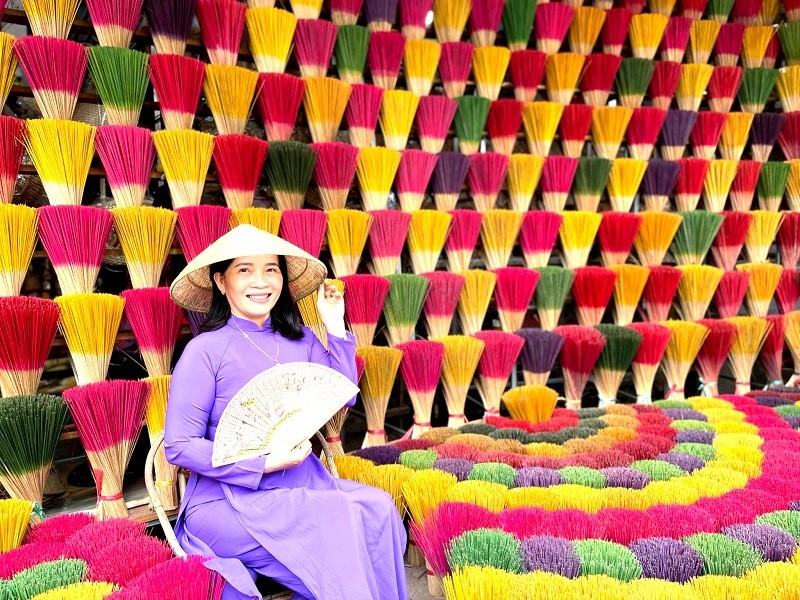 Du khách chụp ảnh hương ngũ sắc Thủy Xuân. Du khách chụp ảnh hương ngũ sắc Thủy Xuân.